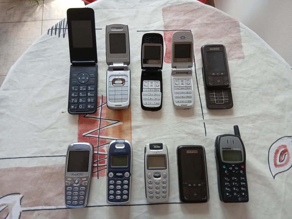 Telefoane retro cu butoane