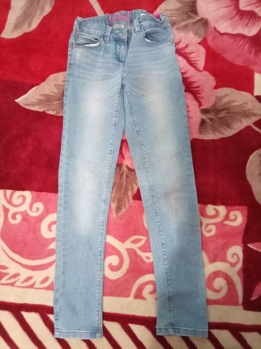 Продам джинсы на девочку 10-12 лет