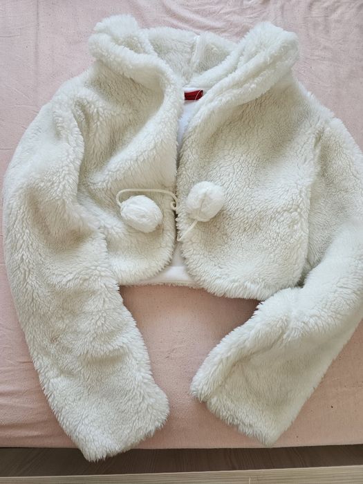 Blanita albă / geaca neagră