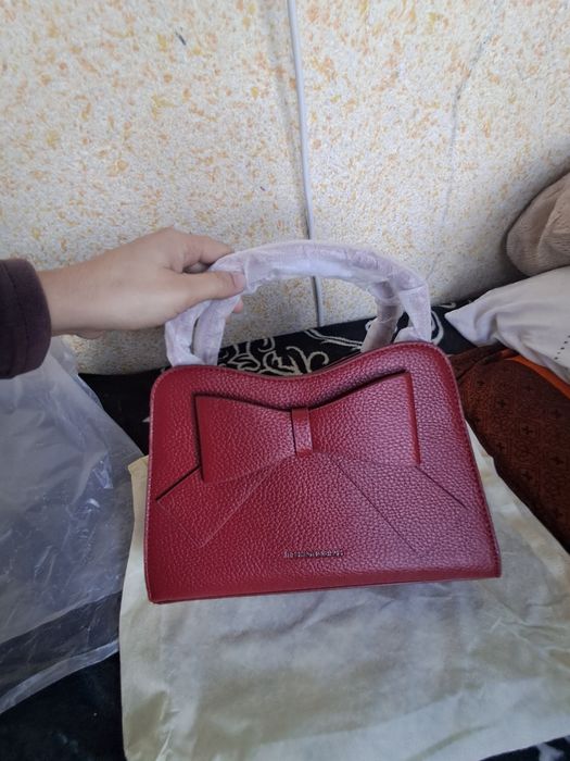 Ayollar sumkasi sotiladi