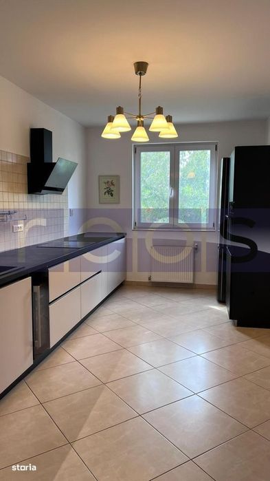 Vila De Vanzare In Zona Erou Iancu Nicolae | Piscina |