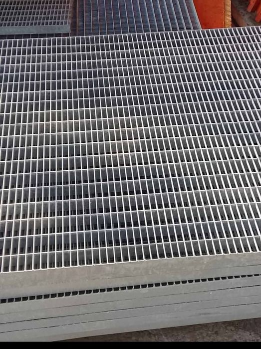 Vindem grătare zincate galvanizate la ori ce dimensiuni se debitează și la comanda clientului și facem și trepte zincate pentru scari metalice și grăt