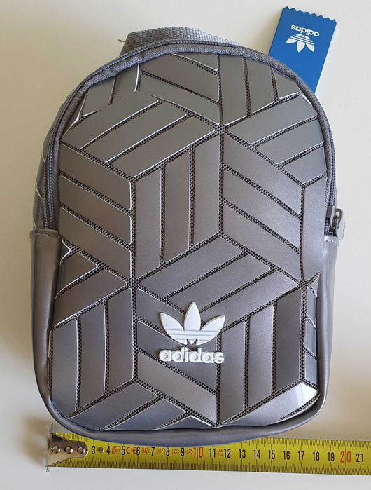Чисто нова раничка Adidas.
