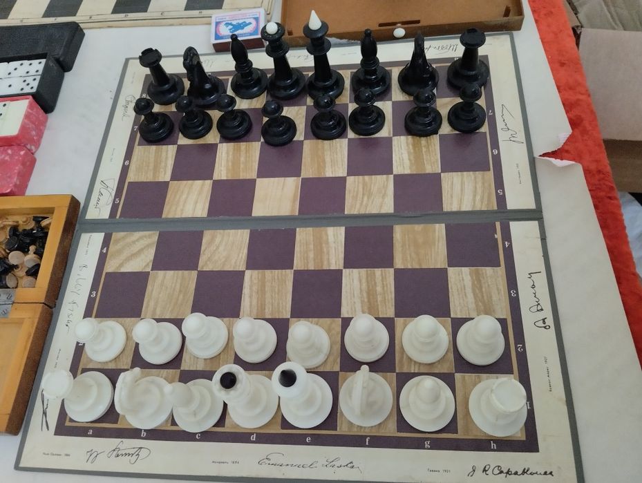 Шахматы продам корболитовые