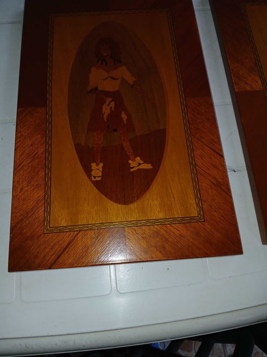 Vand 2 tablouri facute din intarsie de funir de mai multe feluri .