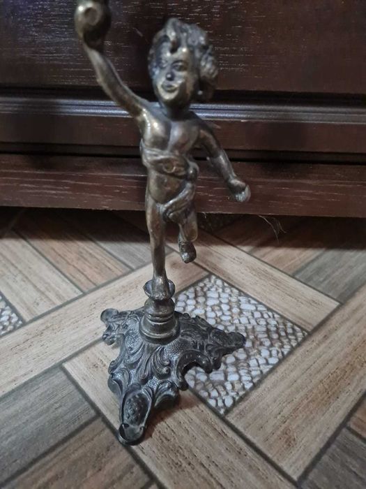 Sfeșnic heruvim din bronz antic cu trei suporti lumanari