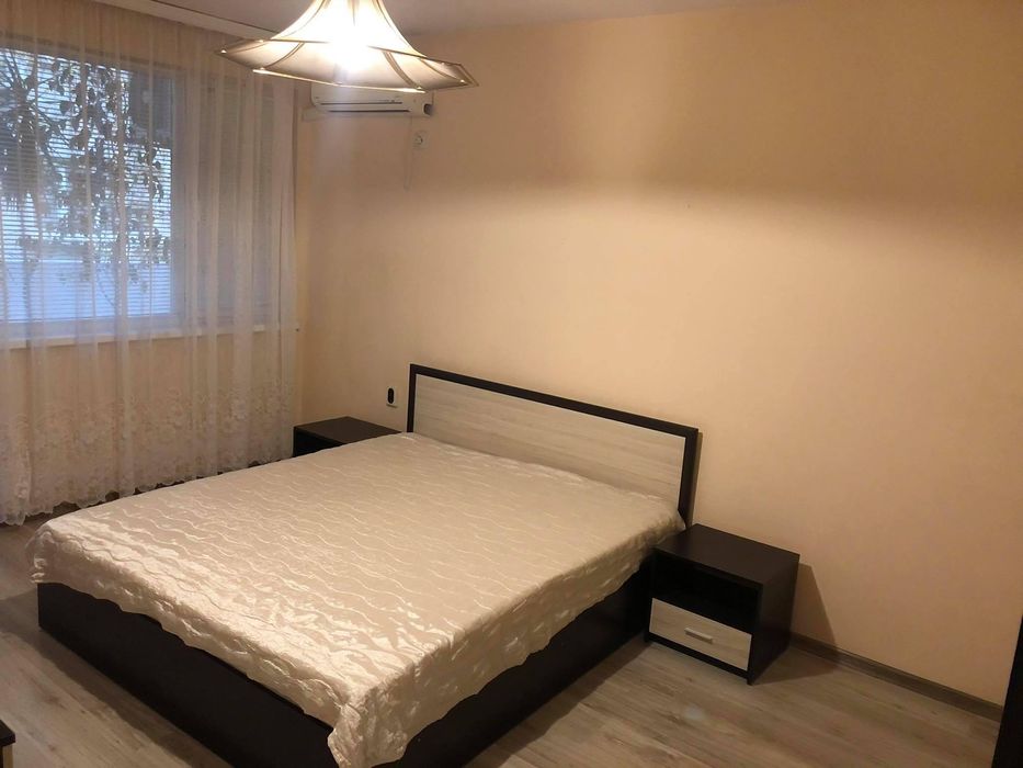 Тристаен, под наем, Център