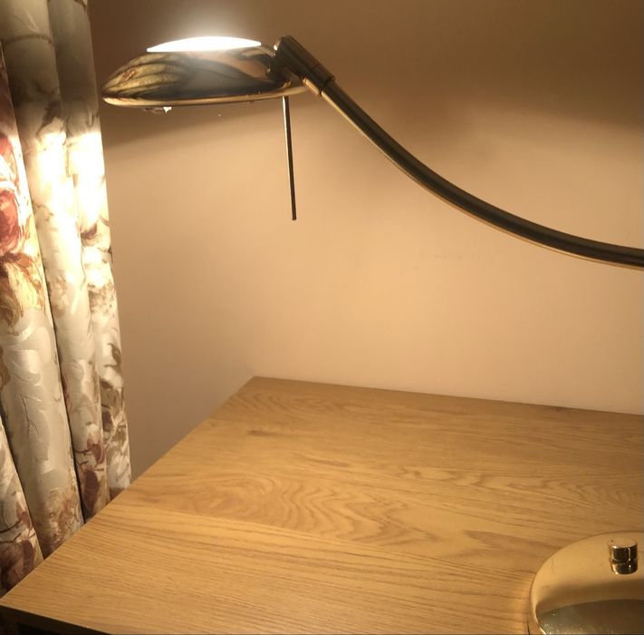 Лампа за бюро с димируемо копче