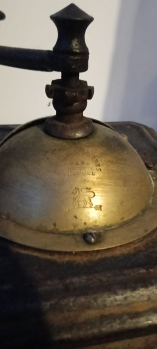 Râșniță de cafea antică.