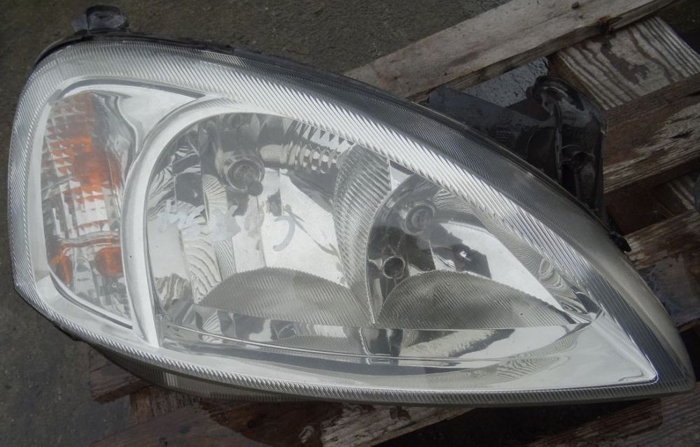 Far dreapta Opel Combo din 2004 volan pe stanga