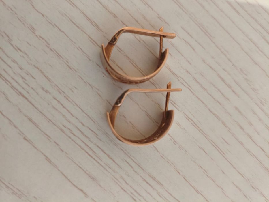 Продам золотые серьги