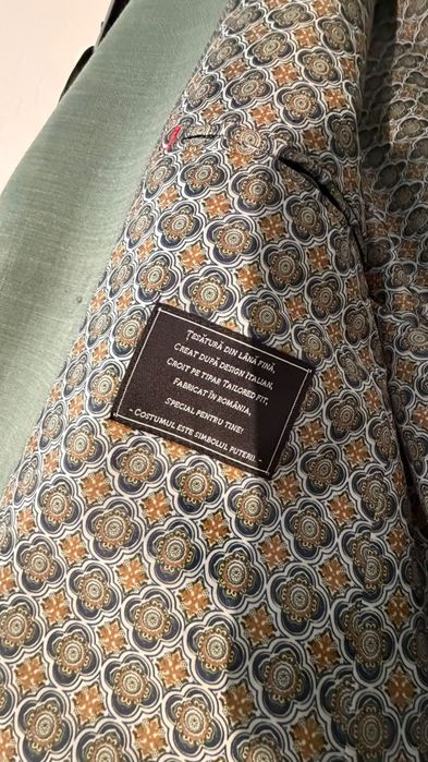 Costum de bărbați la două rânduri de nasturi