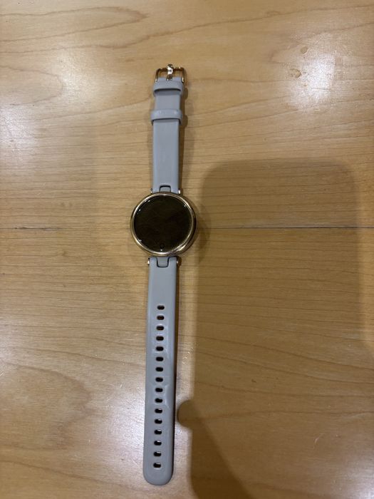 Продава се часовник Garmin Lily