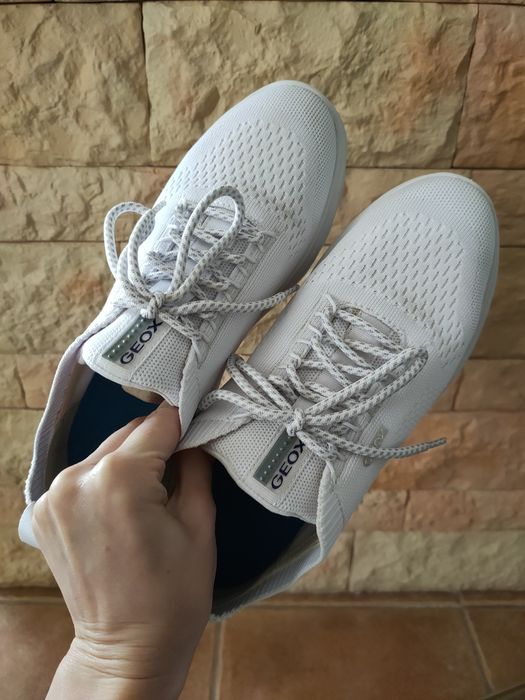 Продам женские кроссовки