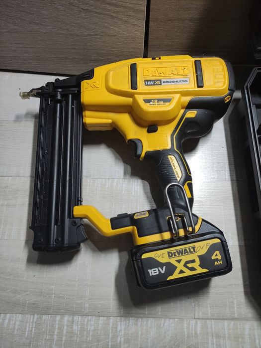 Set scule profesionale DeWalt Brushless pistol cuie multifuncțional