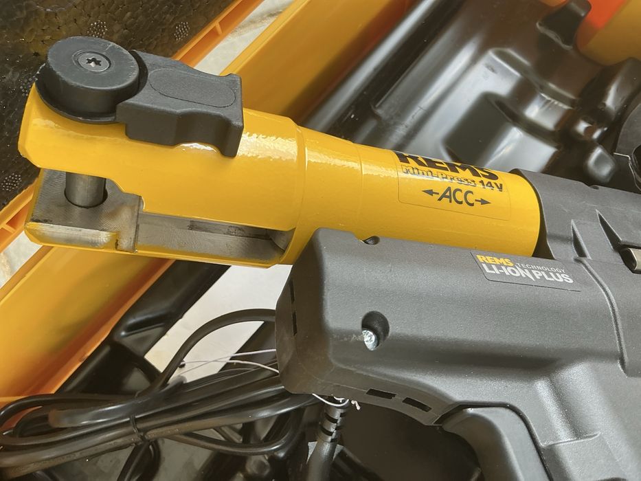 Vind presa sertizare noua neutilizata niciodata 0 presari Rems MiniPress 14,4 cu bac M15,18,22,28,35