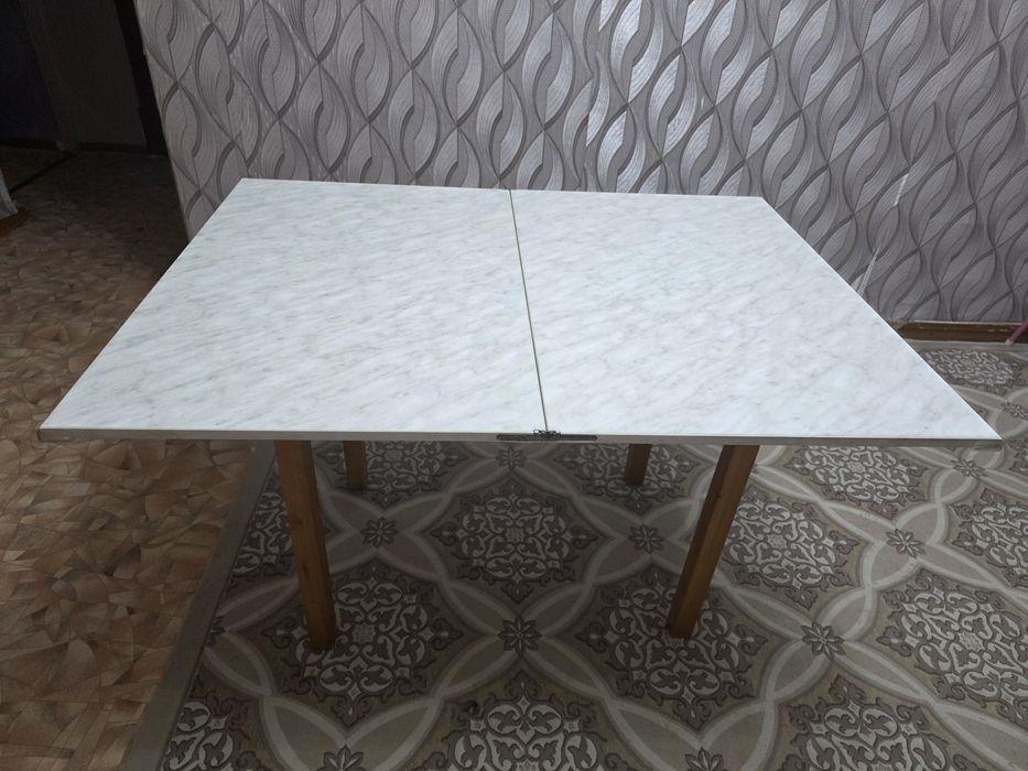 Стол обеденный..