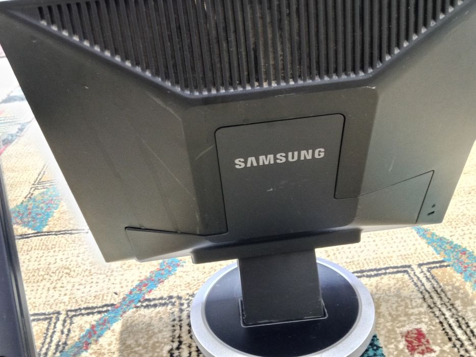 Два монитора Samsung и BenQ