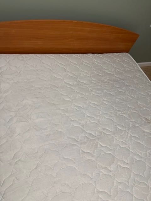 Матрак 160x190cm и дървена рамка (спалня)