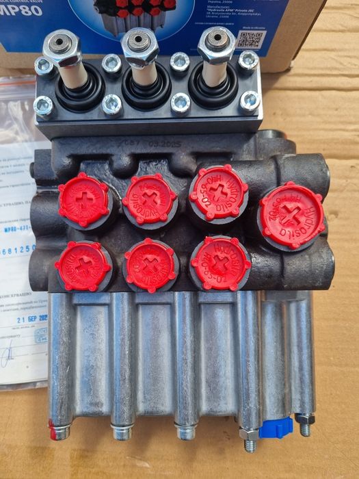 Distribuitor hidraulic D700, tractor U650 cu 3 manete Ucraina