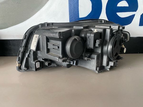 Far xenon dreapta VOLVO XC90 2003+ 30698816
