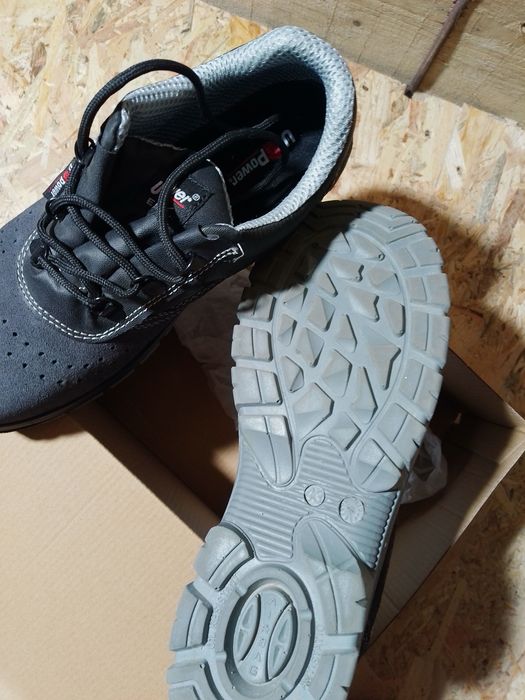 Vând bocanci noi u power