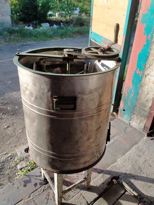 Медогонка на четыре рамки