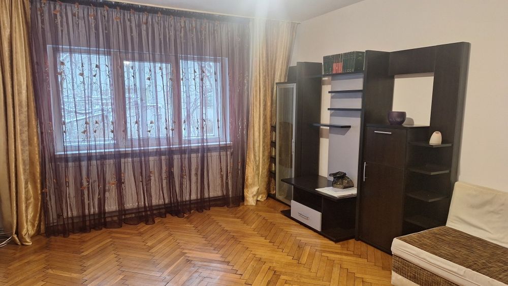 Apartament 3 camere, decomandat, zona centrala, mobilat , utillat