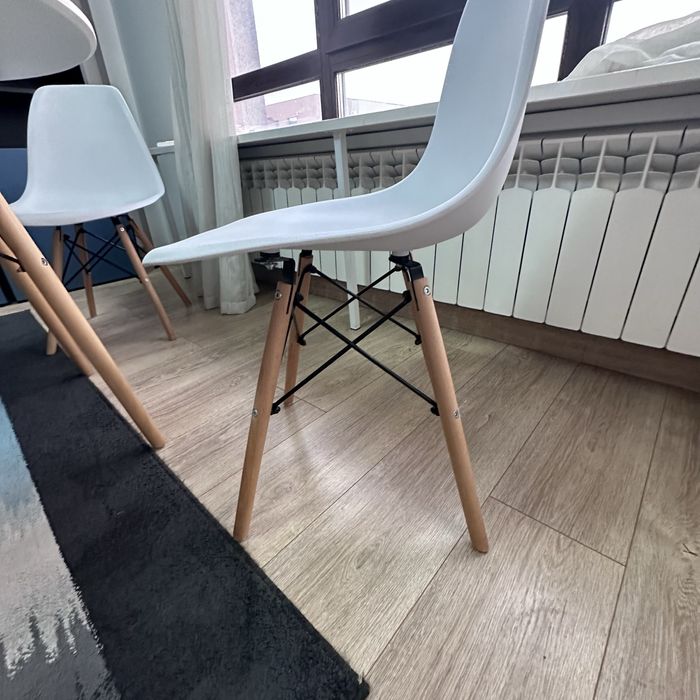 Masă rotundă albă Ø80 cm cu 4 scaune – stil scandinav