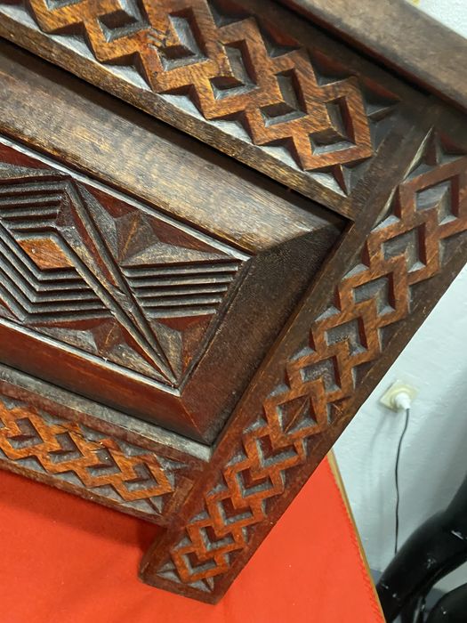 Френски сандък от дън с дърворезба