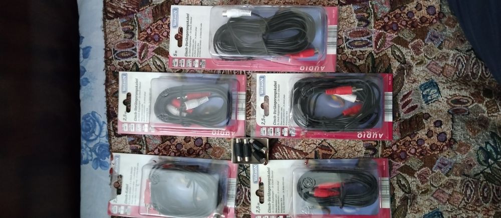 Лот от разпределител за аудио с-ма,кабели,5-ци,съединители и др.