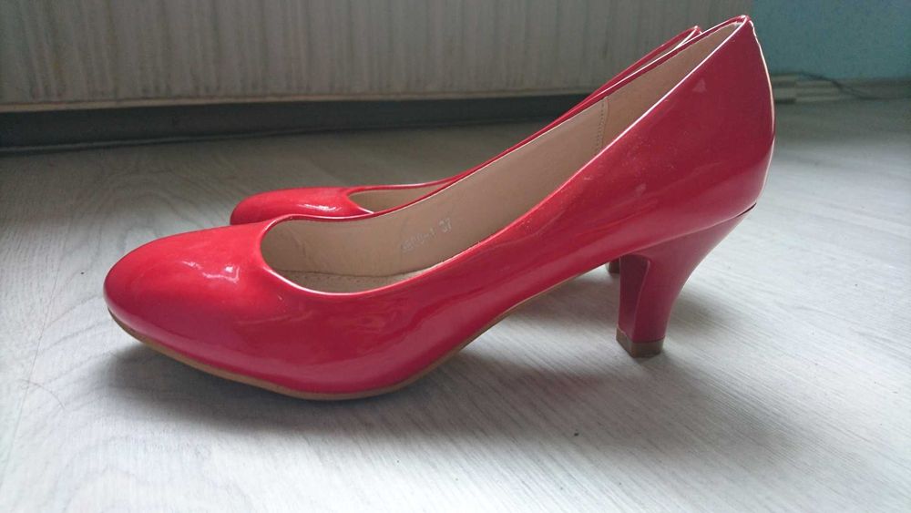 Елегантни дамски обувки с ток