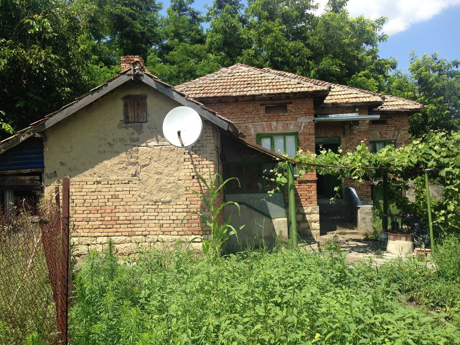 Къща с двор 1800 кв.м. в село Александрия област Добрич