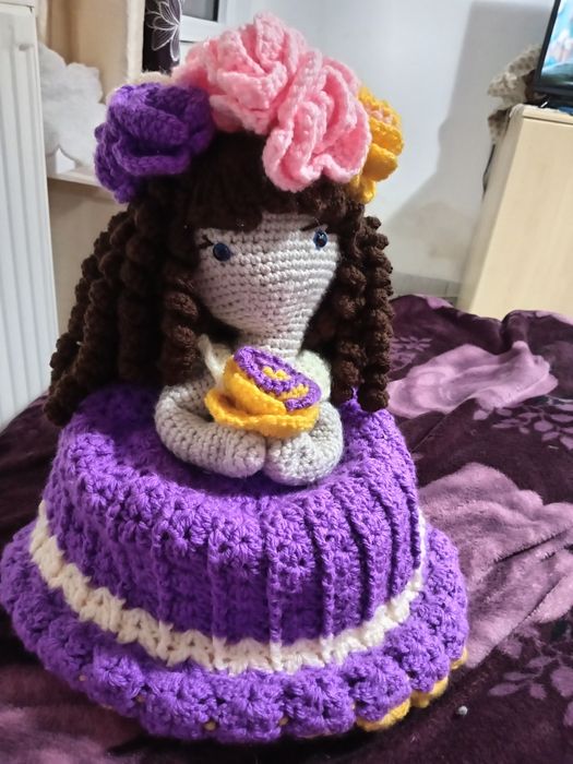 Păpușă crosetata trandafir