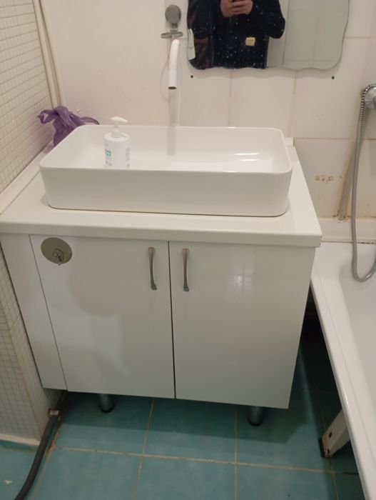 Продам раковину и тумбочку под раковину. Б/у в хорошем состоянии.