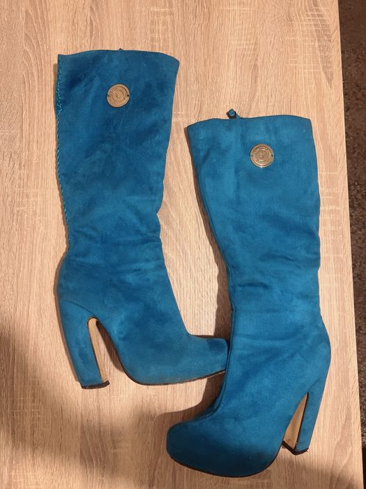 Сини велурени ботуши на ток
