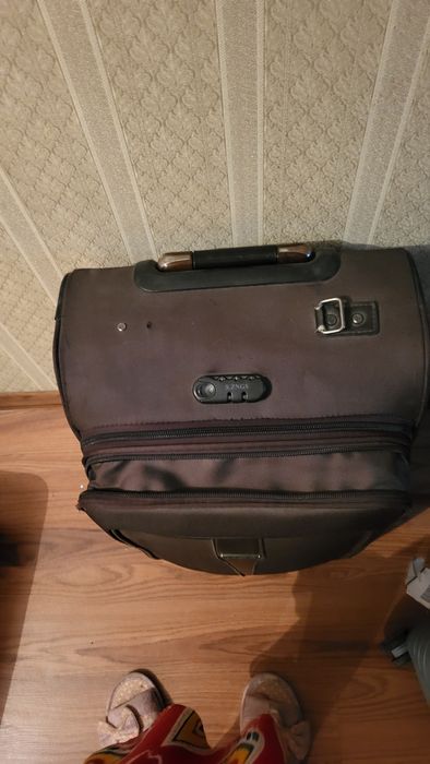 Продам чемодан двухколесный