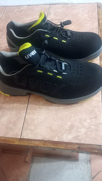 Pantofi cu bombeu Uvex.