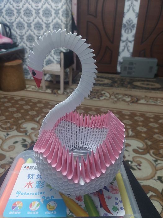 Оригами . Ручная бумажная работа. Лебеди. Символ  вечного любви.