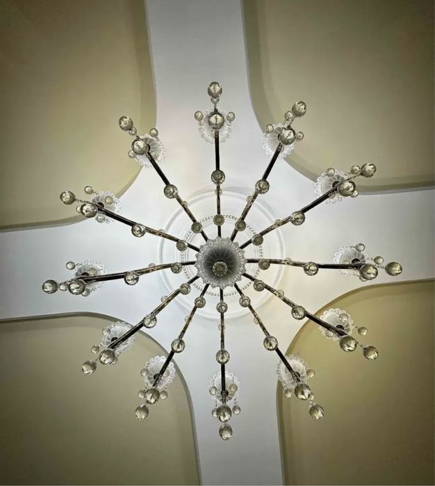 Люстра золотистого цвета