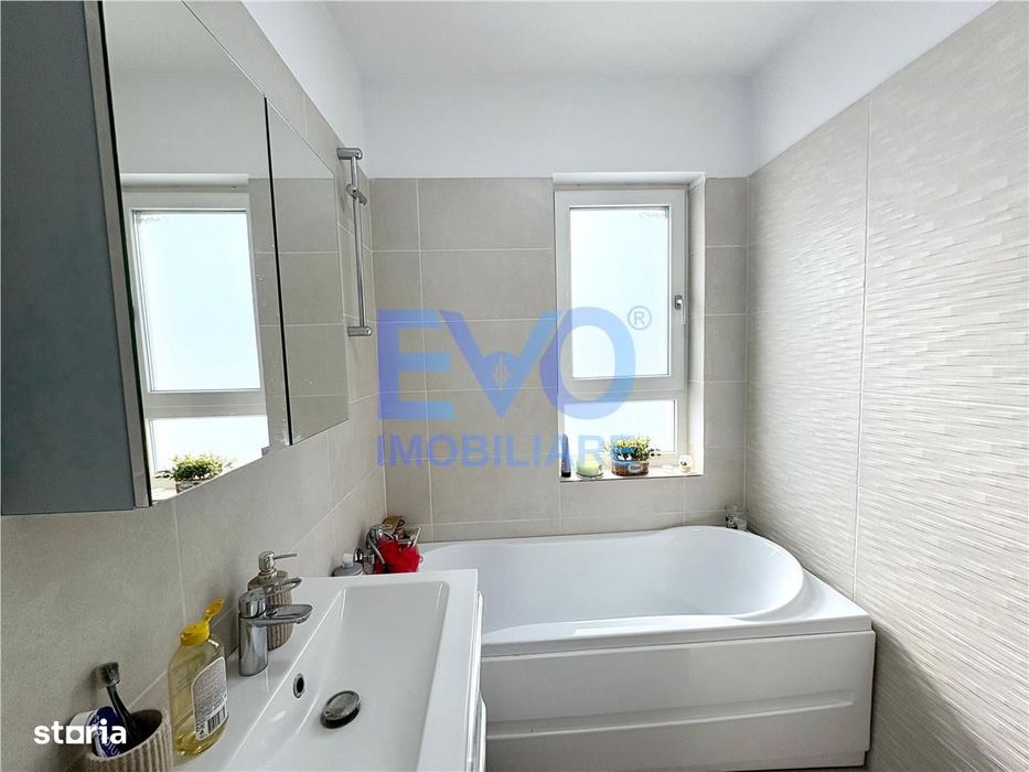 Apartament cu 3 camere, prima inchiriere, geam la baie, zona Rediu