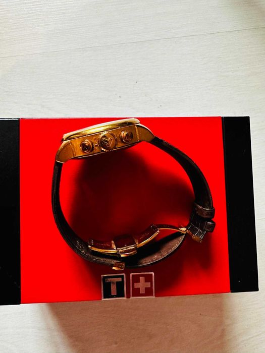 Часовник TISSOT CHEMIN DES TOURELLES 18 каратово златно покритие.