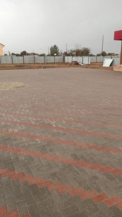 Бригада ложит брусчатку, бордюр и поребрик