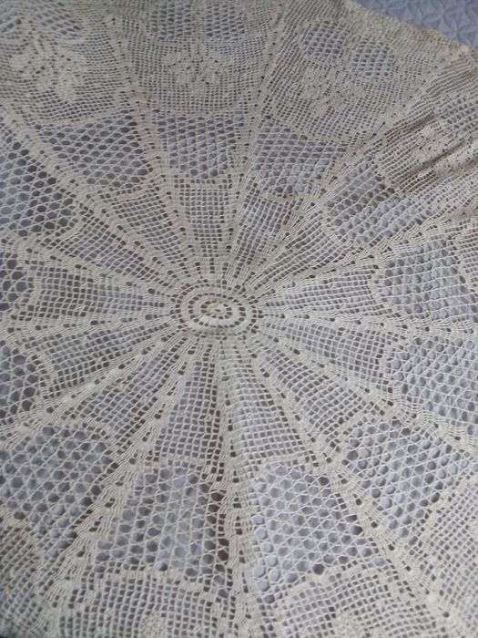 Плетена покривка на една кука за кръгла маса