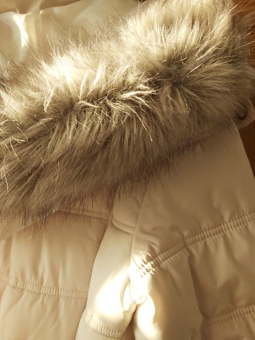 Vând geacă damă elegantă culoare bej.