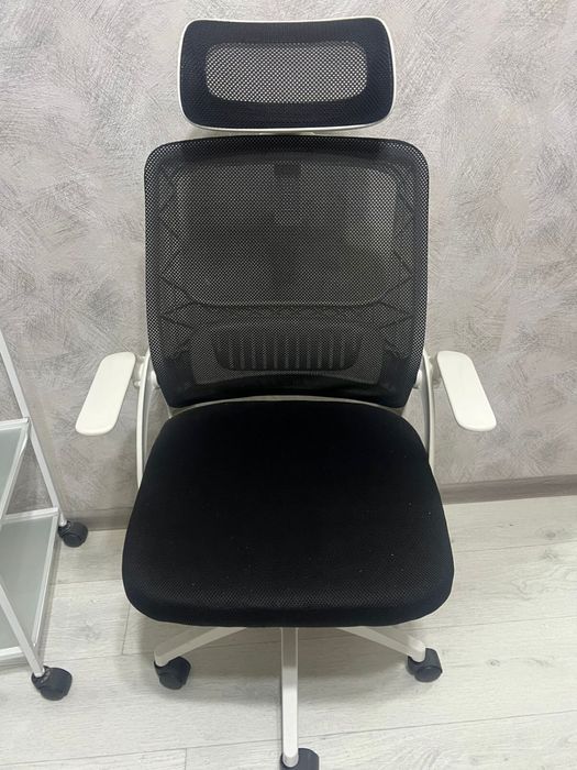 Помощник столик 3 полки стекло 2шт. 10000тг/шт. И кресло 10000тг