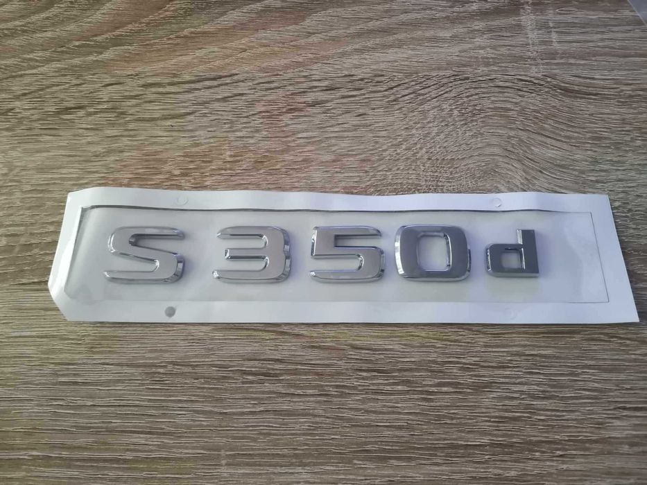 сребрист надпис Mercedes Benz S350d