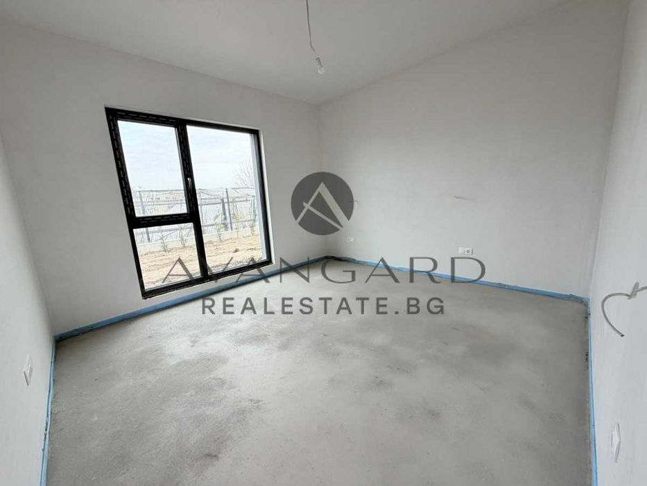 оф.25533 Двуетажна къща с двоен гараж/ Кючук Париж