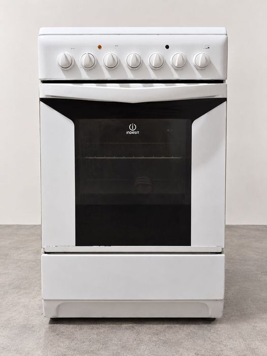 Готварска печка Indesit със стъклокерамичен плот (4 котлона) – Запазена и работеща
