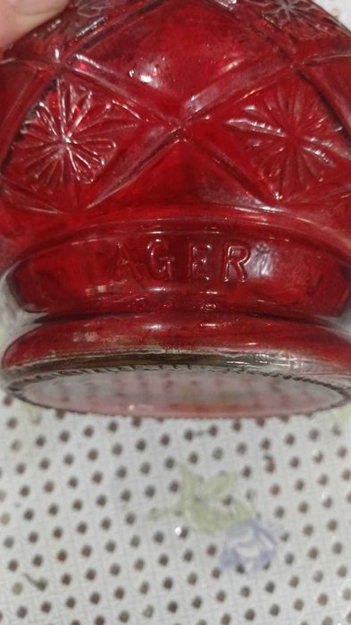 продам красного цвета вазу